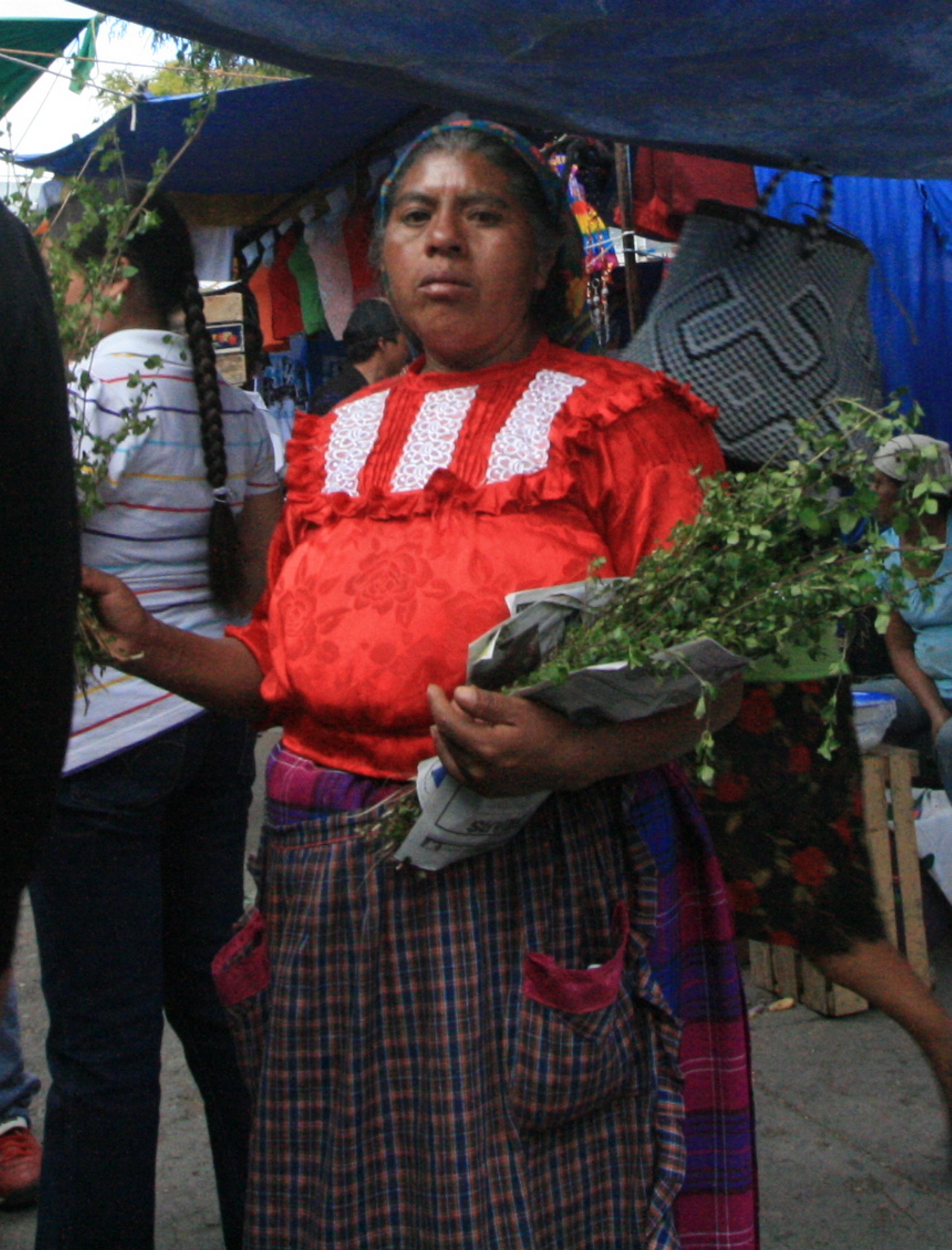 Mercado del dia de muertos en Tlacolula, vendedora poleo